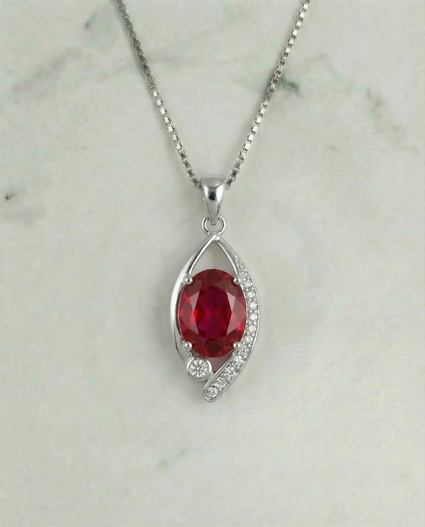 Collar de rubí rojo ovalado