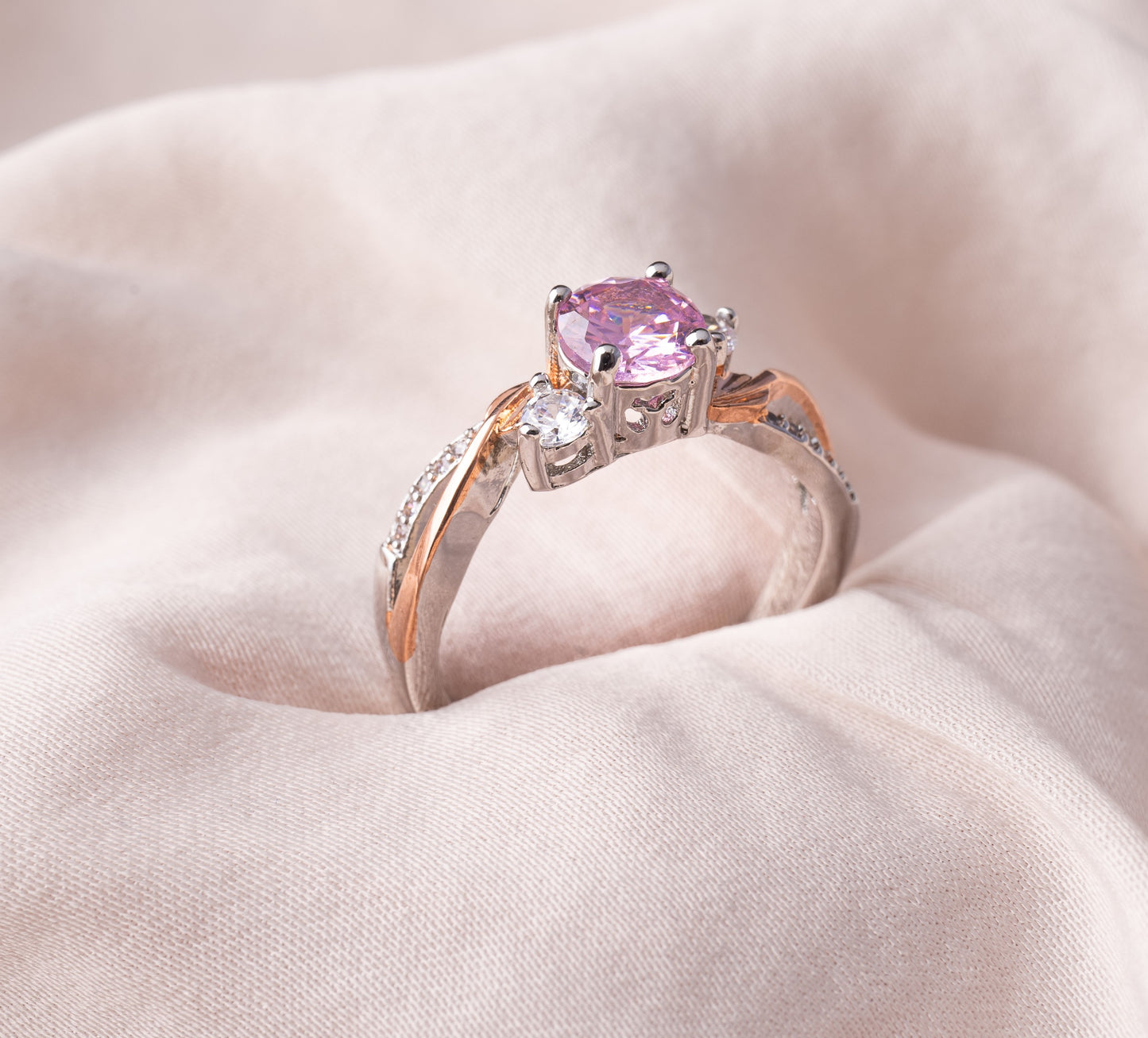 Twee metalen roze Topaz-ringen