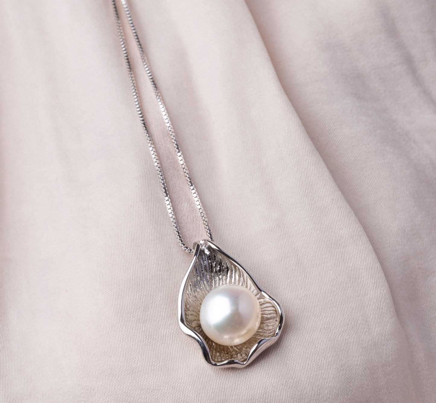 Real White Pearl Necklace with Shell