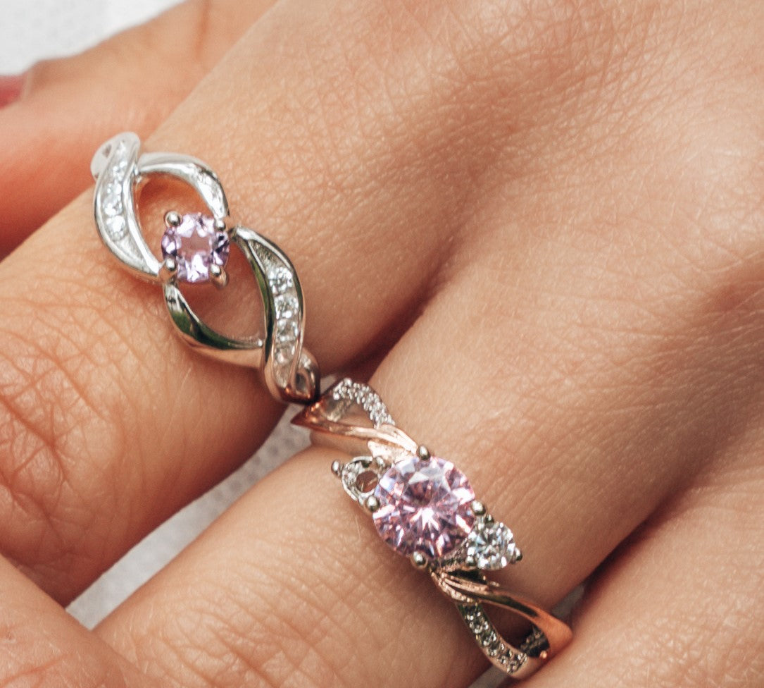 Twee metalen roze Topaz-ringen