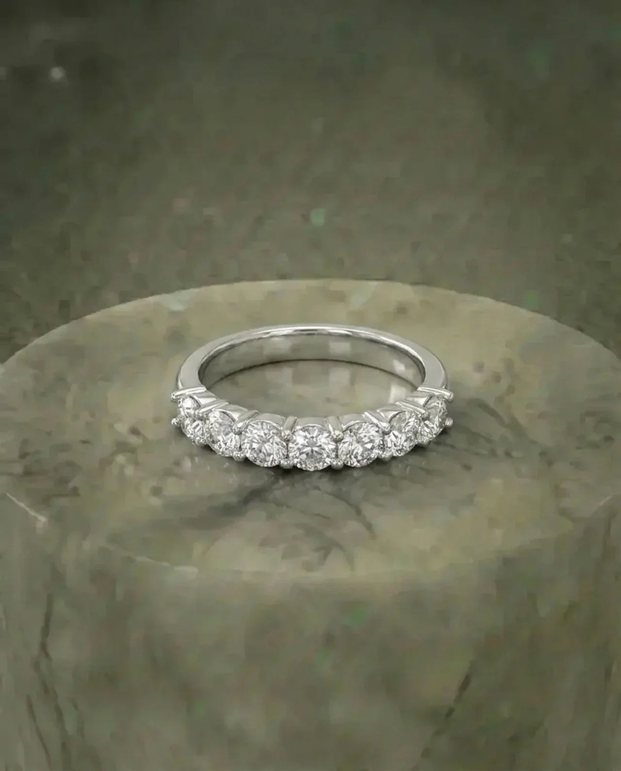 Simulierter Diamantring mit 7 Steinen