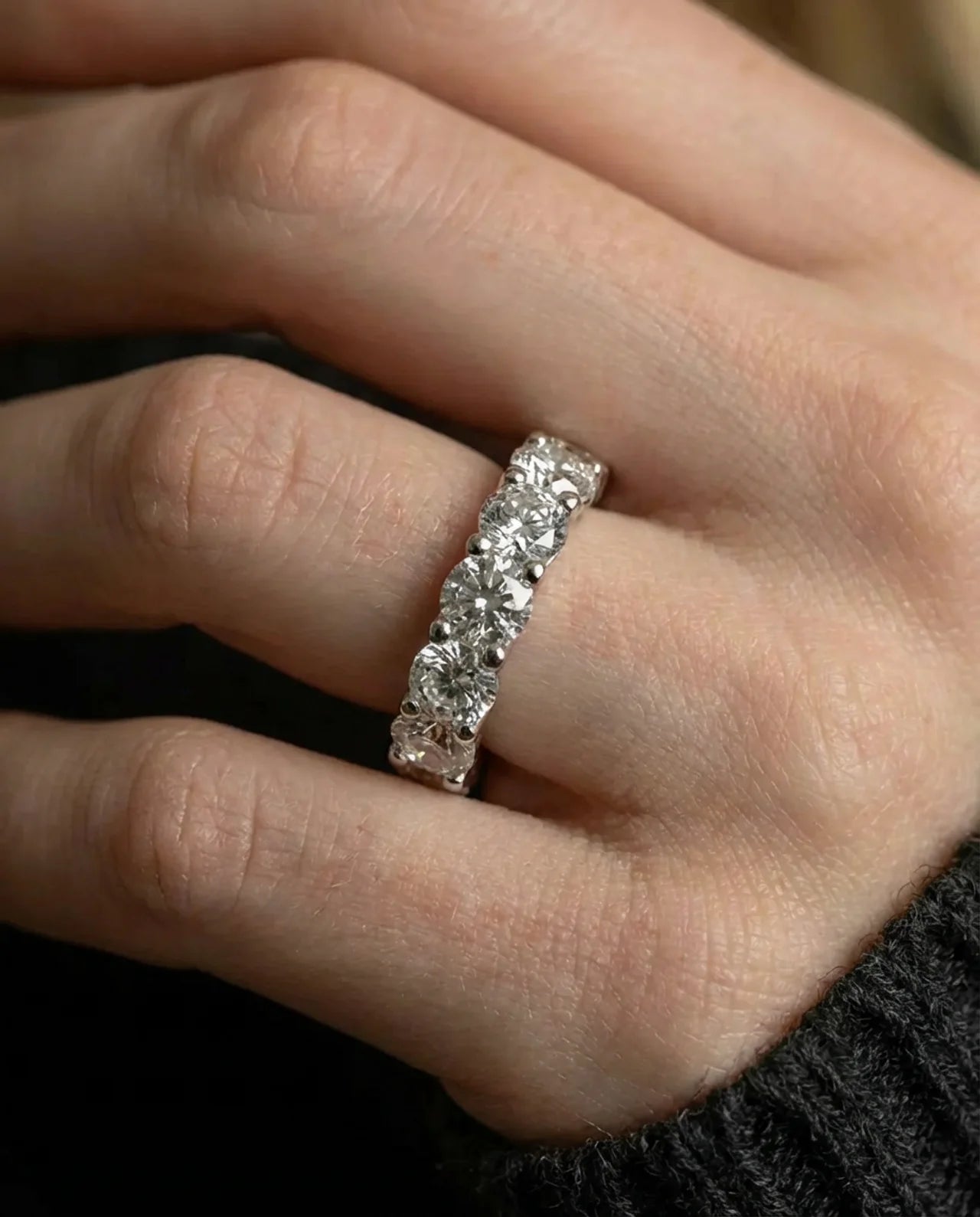 Simulierter Diamantring mit 7 Steinen