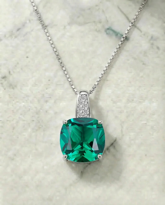 Collar de esmeraldas hecho elegante