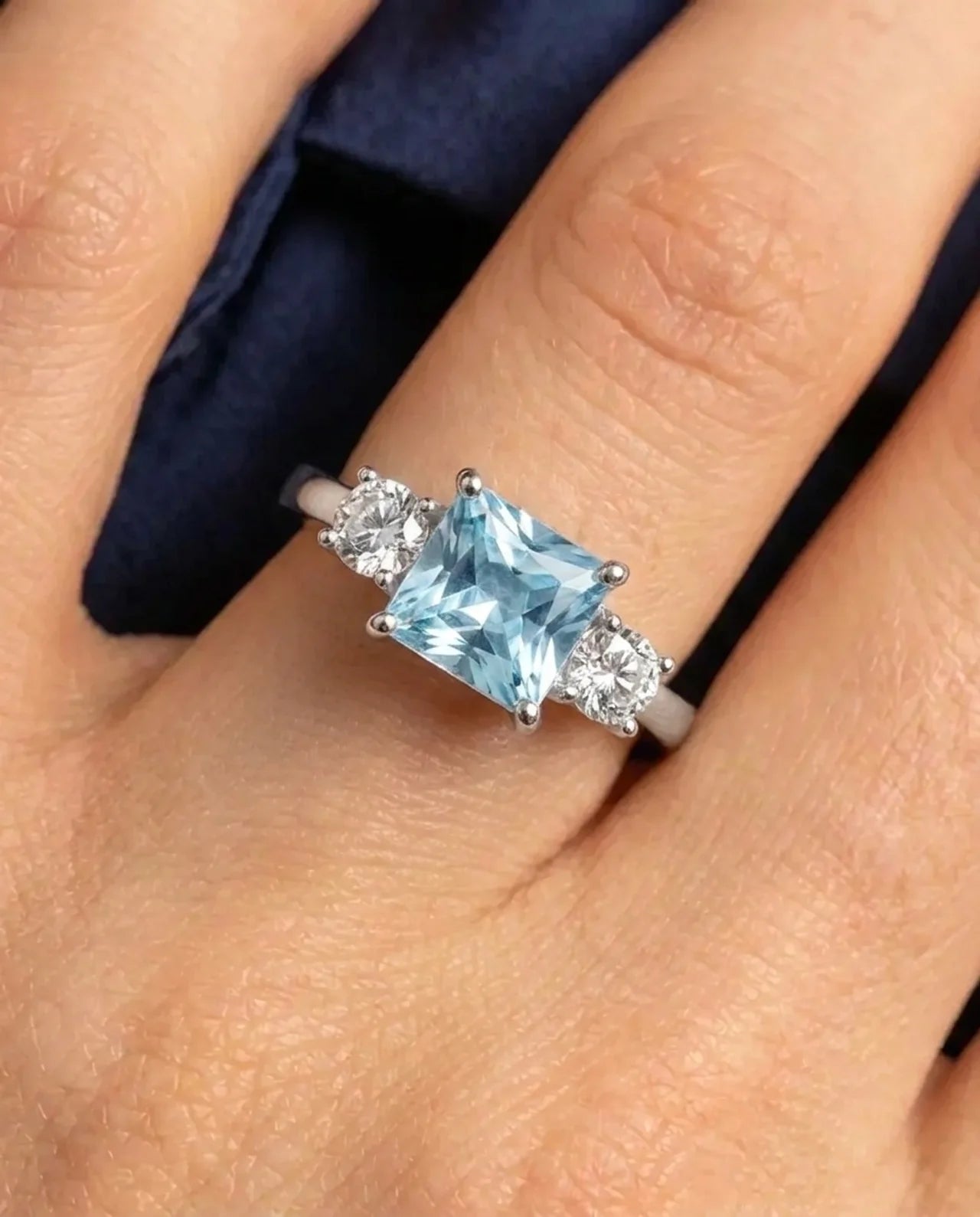 Anello con topazio naturale e diamante simulato