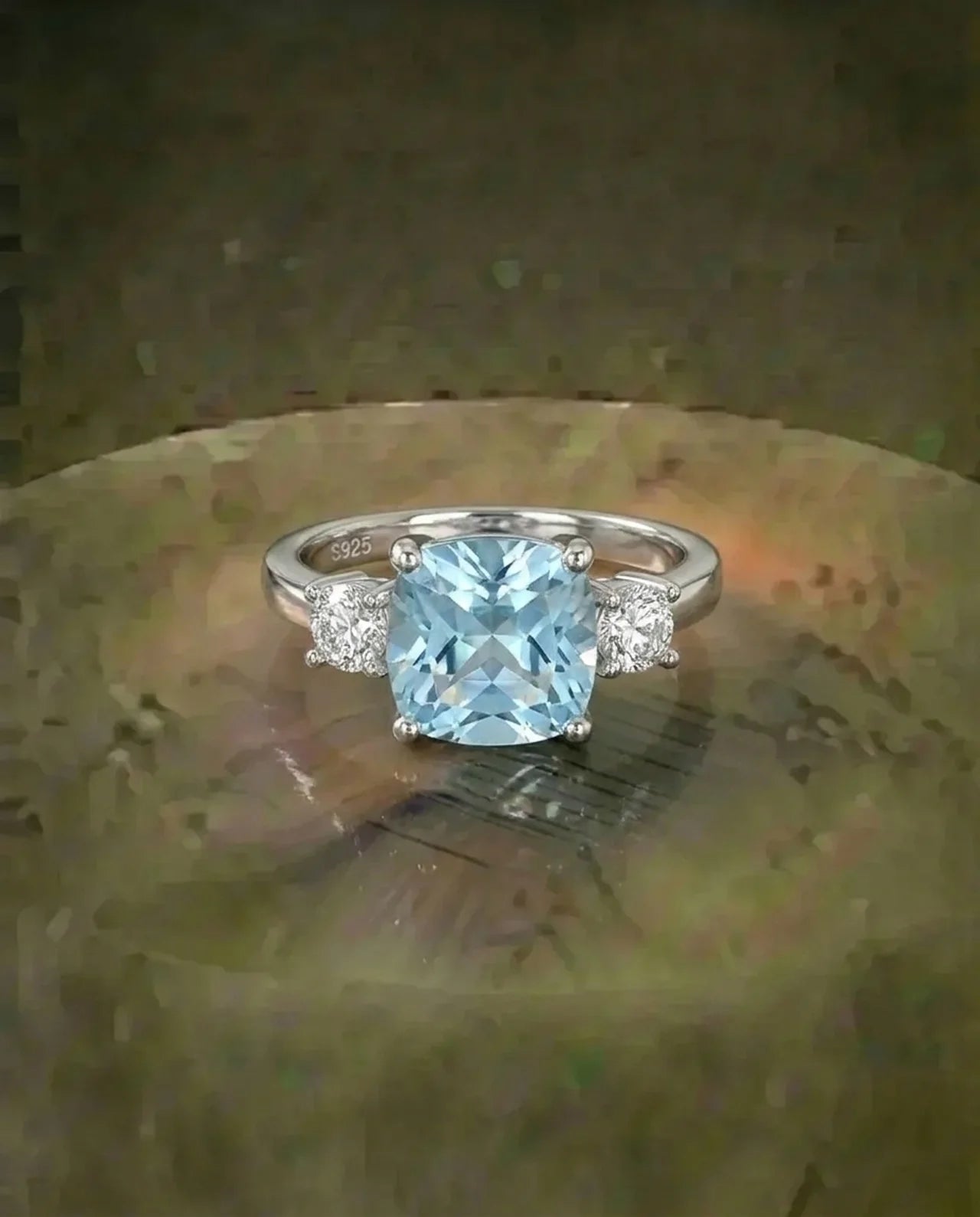 Anello con topazio naturale e diamante simulato