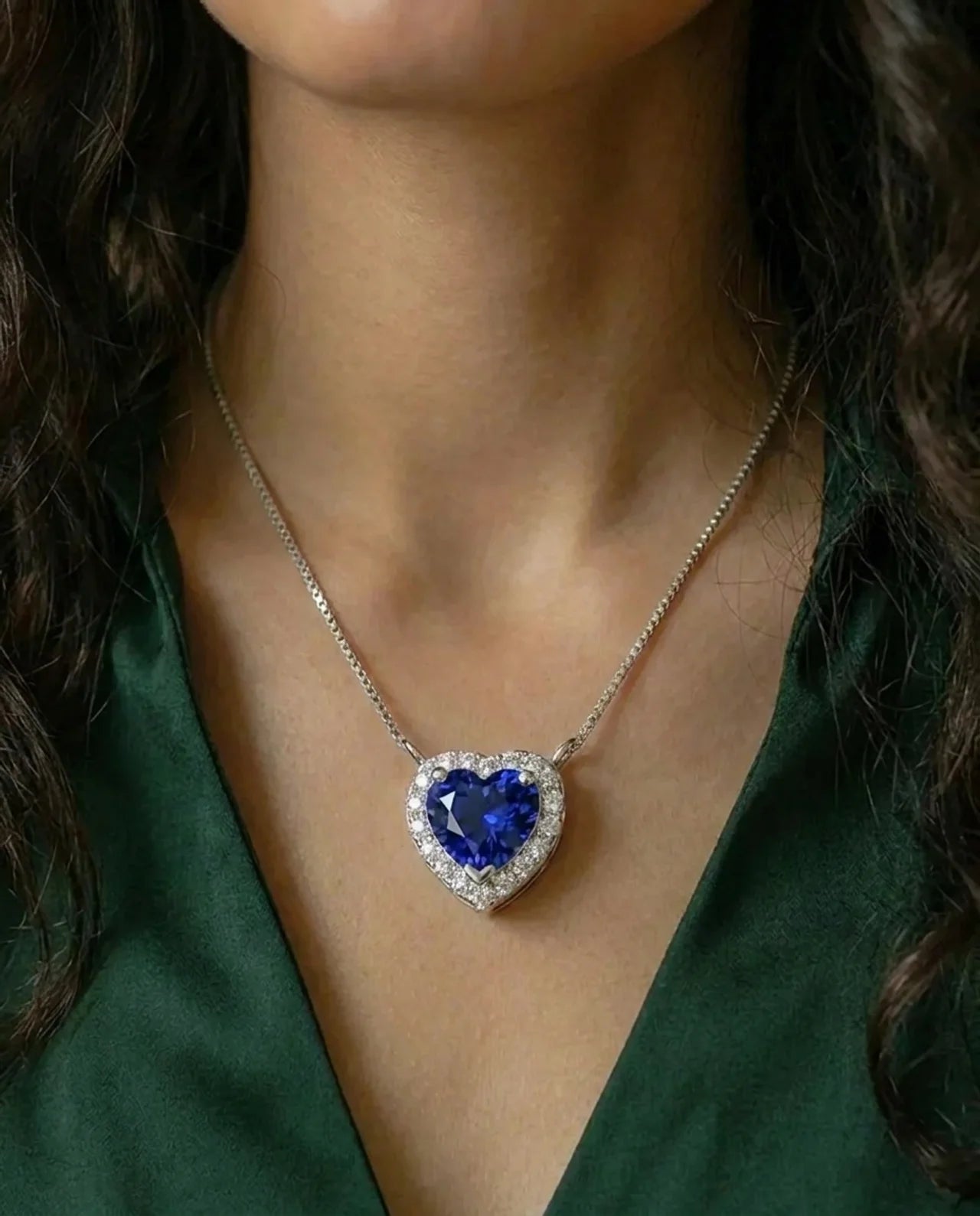 Collar con corazón de zafiro y diamantes