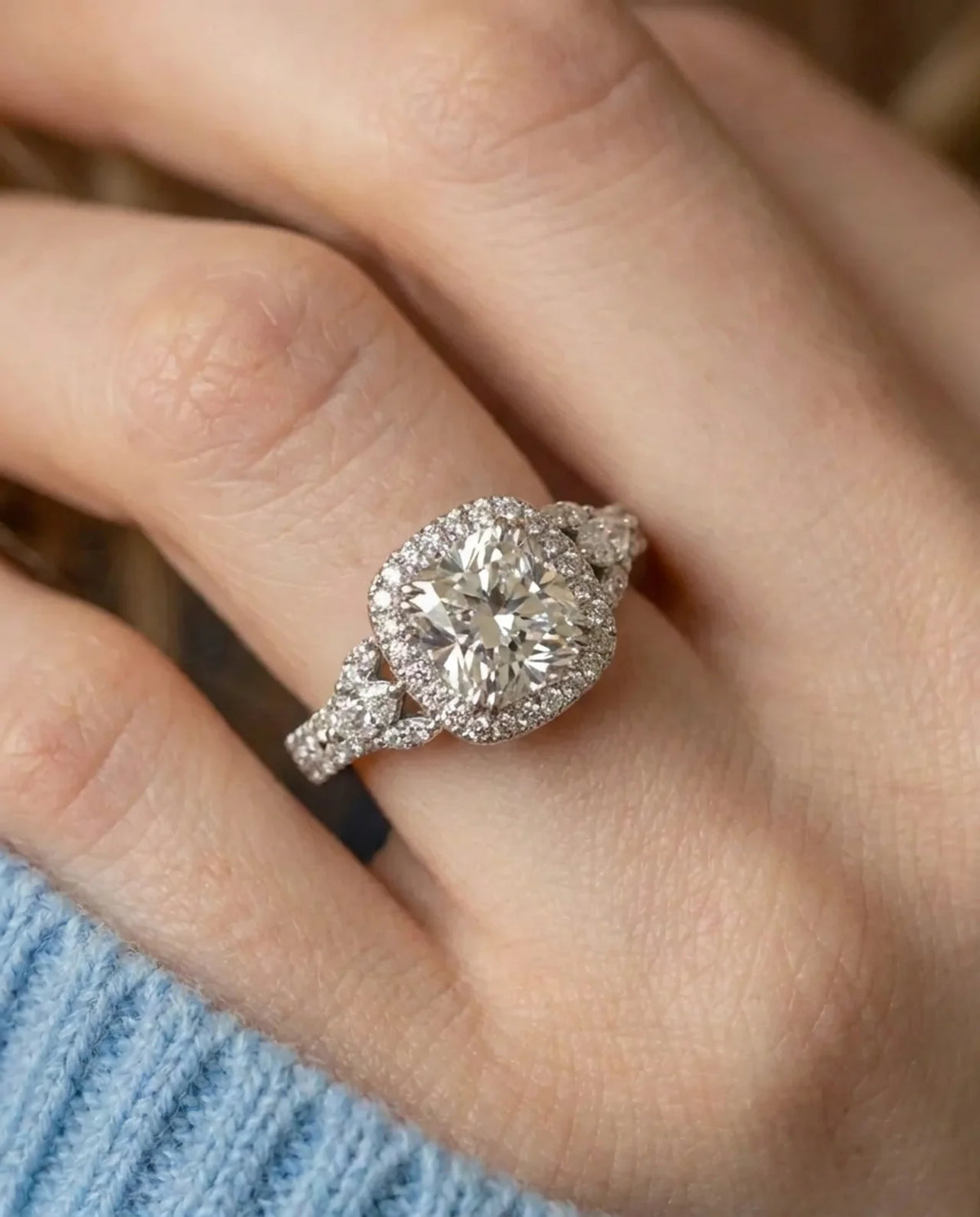 Elegant diamantring med skulptureret kant