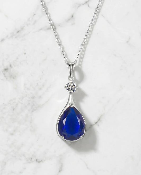 Collana con zaffiro a forma di pera