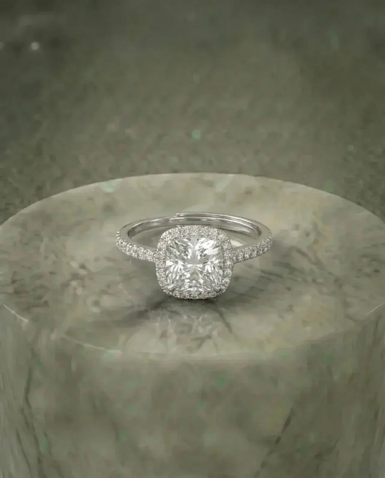 Halo-Ring mit Diamanten im Princess-Schliff