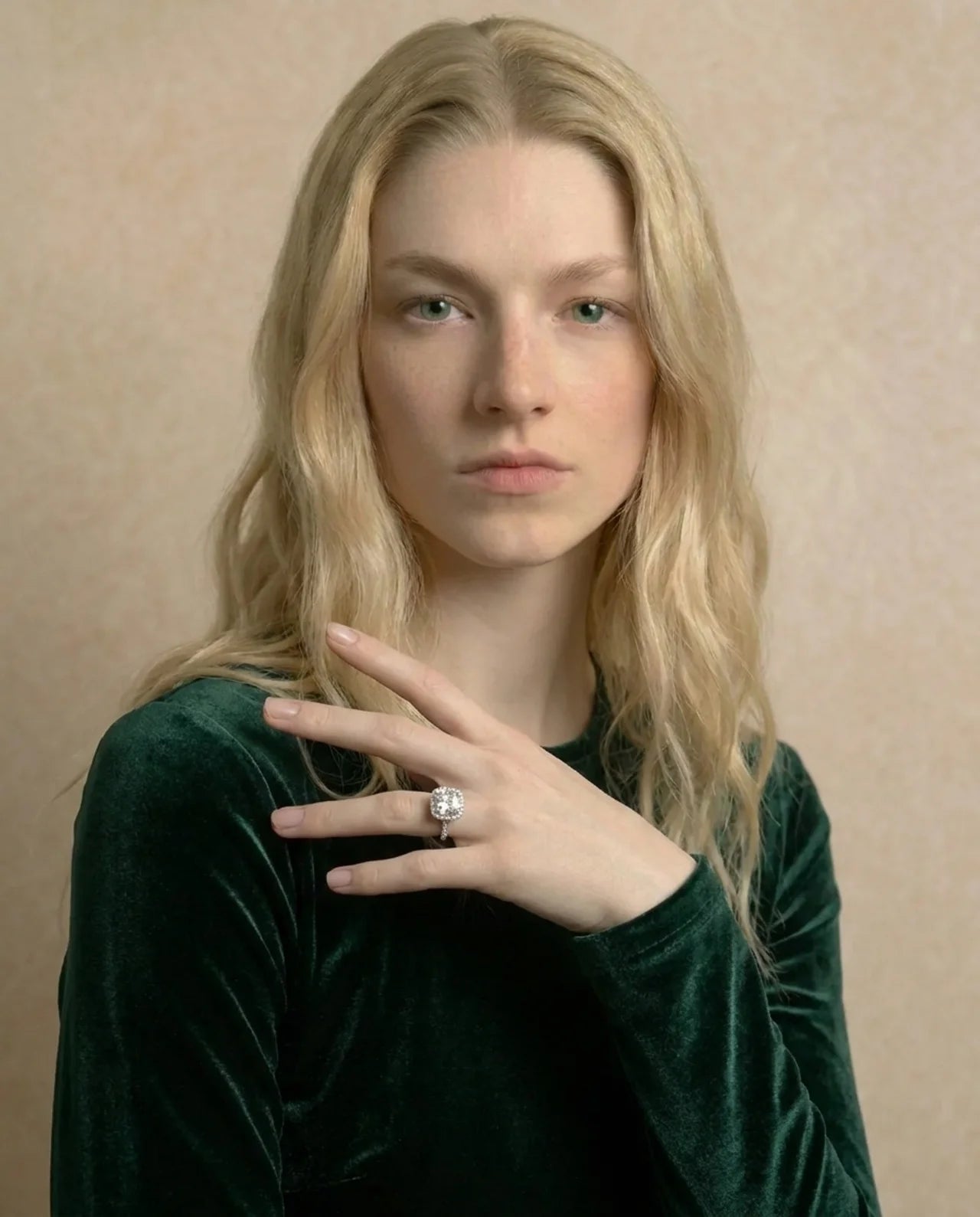 Halo-Ring mit Diamanten im Princess-Schliff