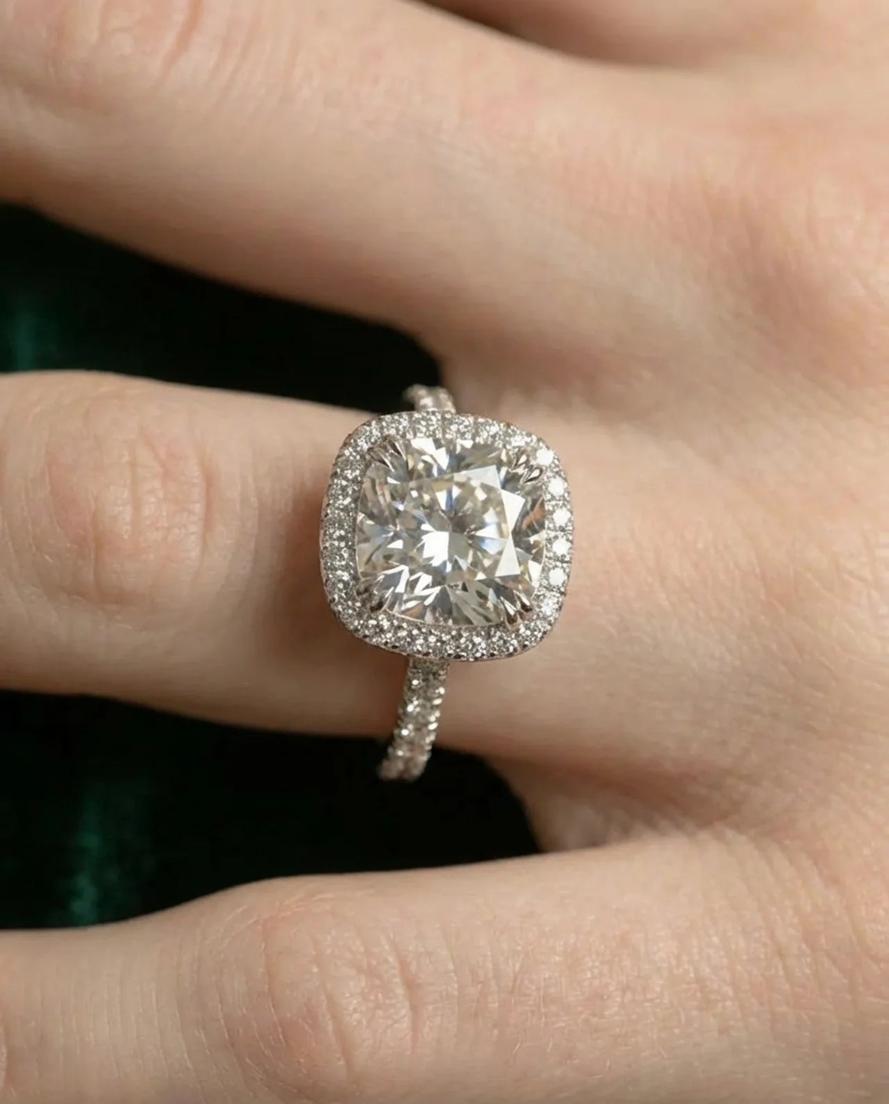 Halo-Ring mit Diamanten im Princess-Schliff