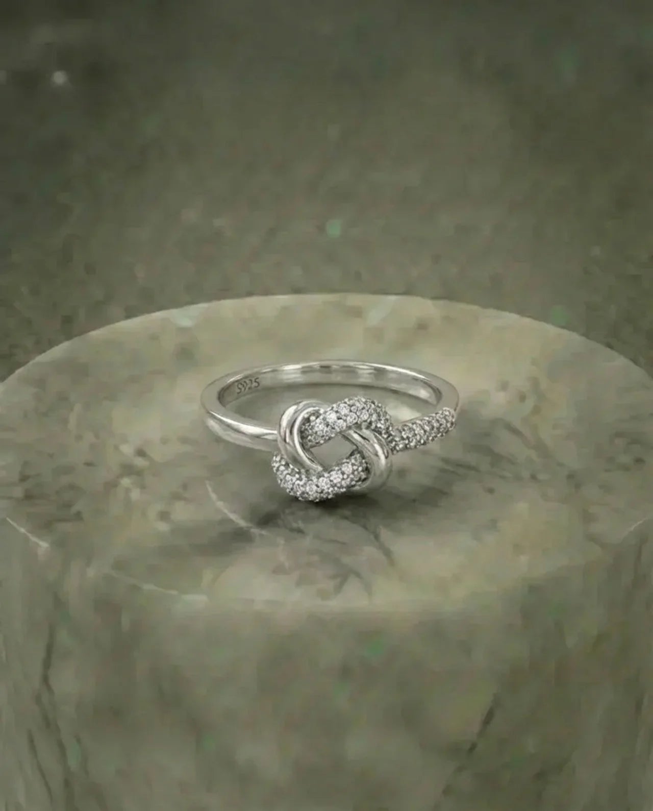 Simulierter Diamantring-Herzknoten