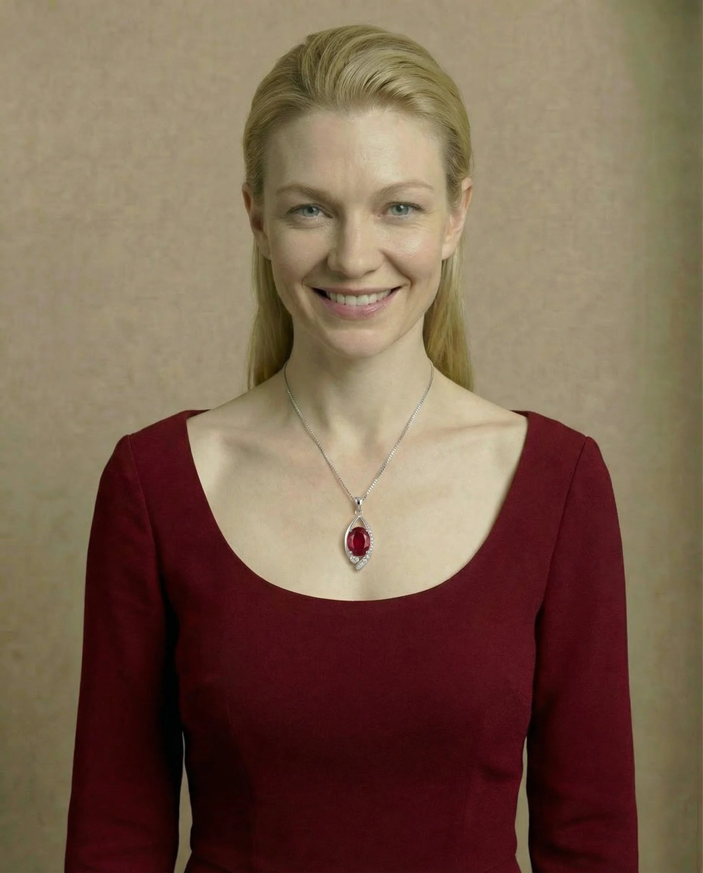 Collar de rubí rojo ovalado