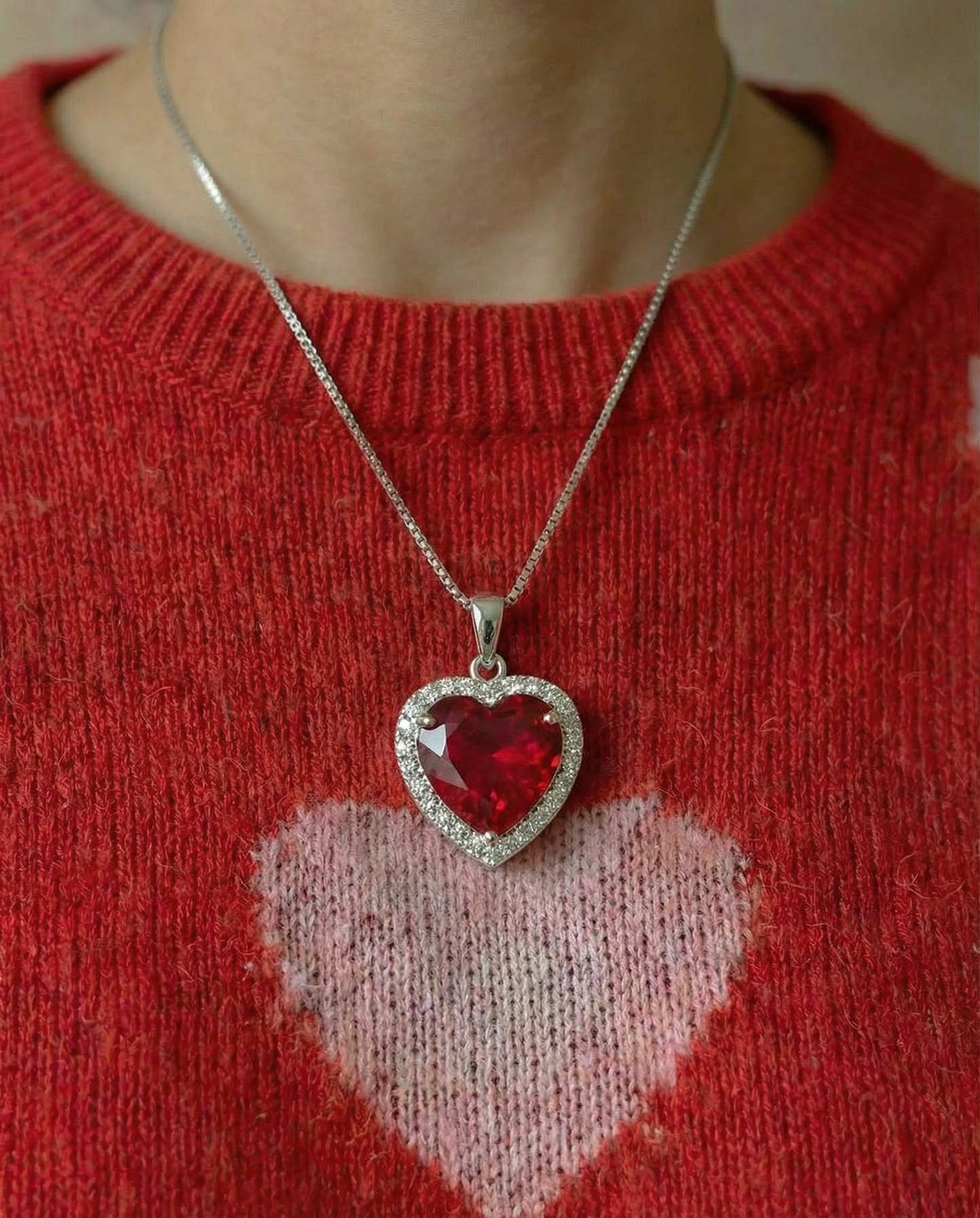 Collar con corazón de rubí rojo