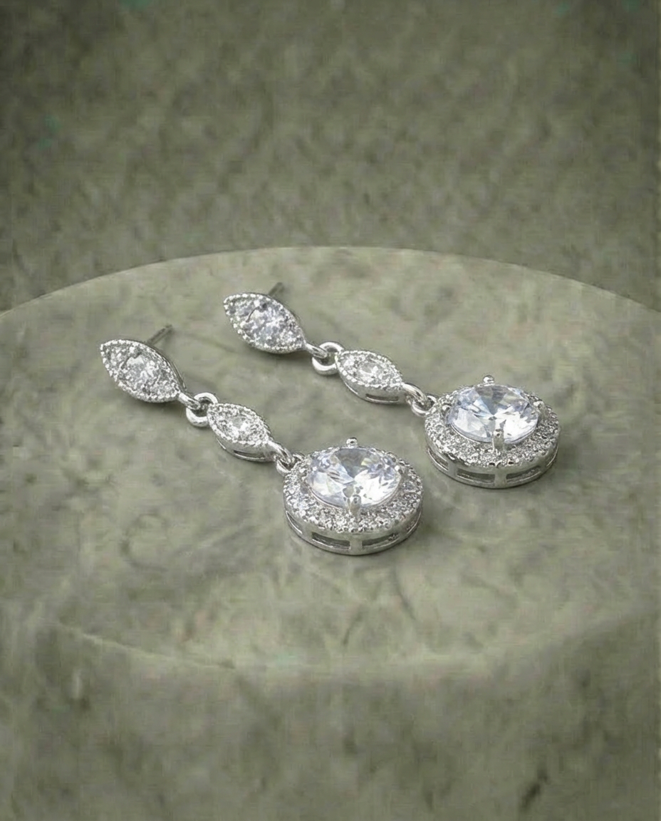 Runde Ohrringe mit künstlichen Diamanten