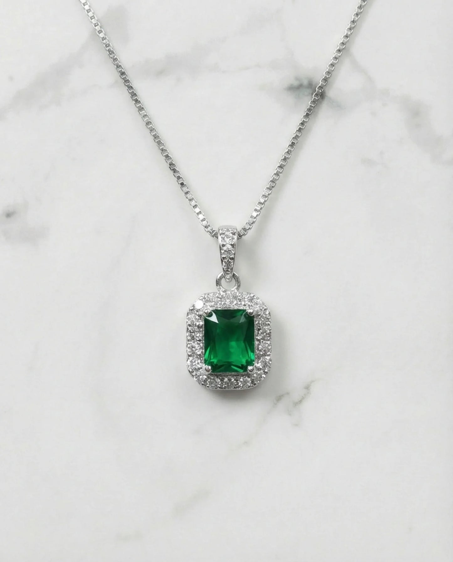 Collar de esmeraldas elaborado con mucho estilo