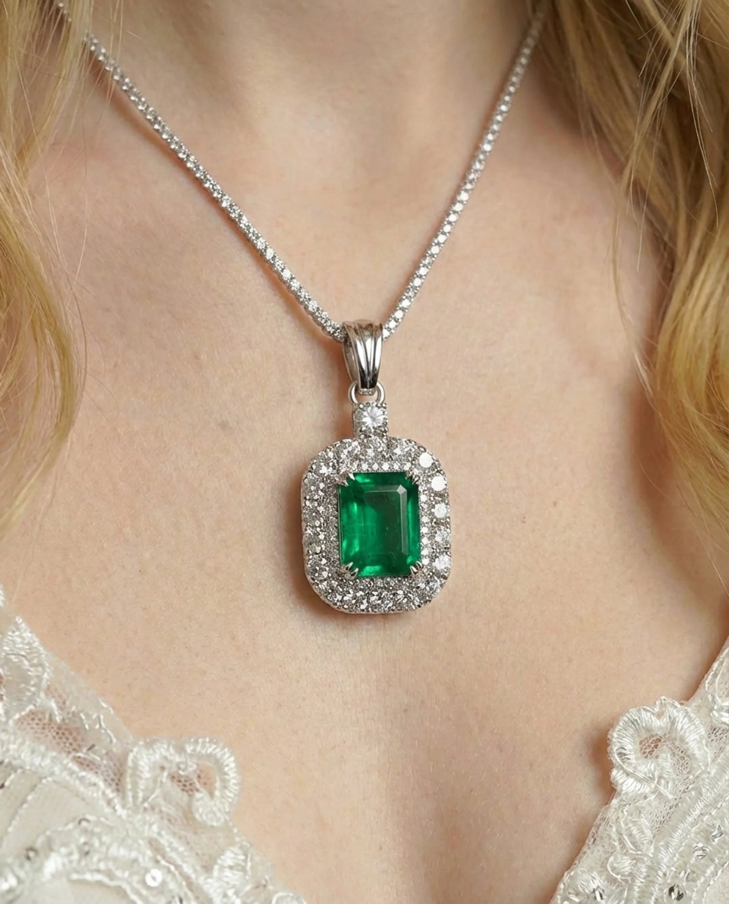 Collar de esmeraldas elaborado con mucho estilo