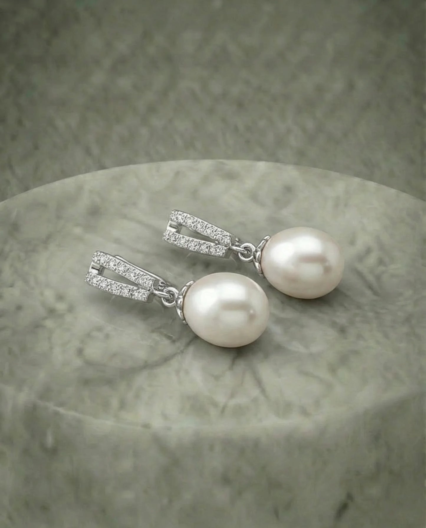 Tyylikkäät norsunluunväriset helmikorvakorut