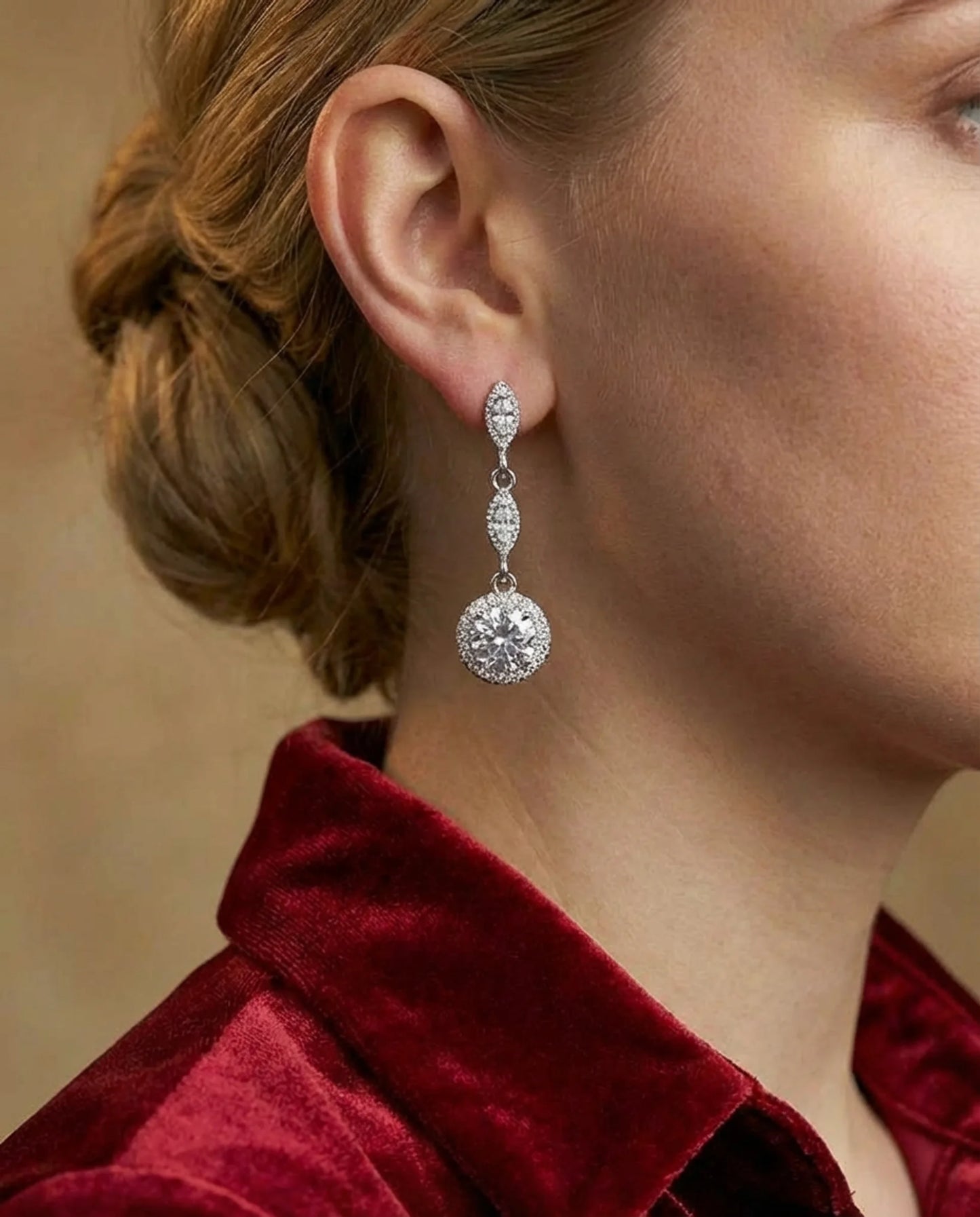 Runde Ohrringe mit künstlichen Diamanten