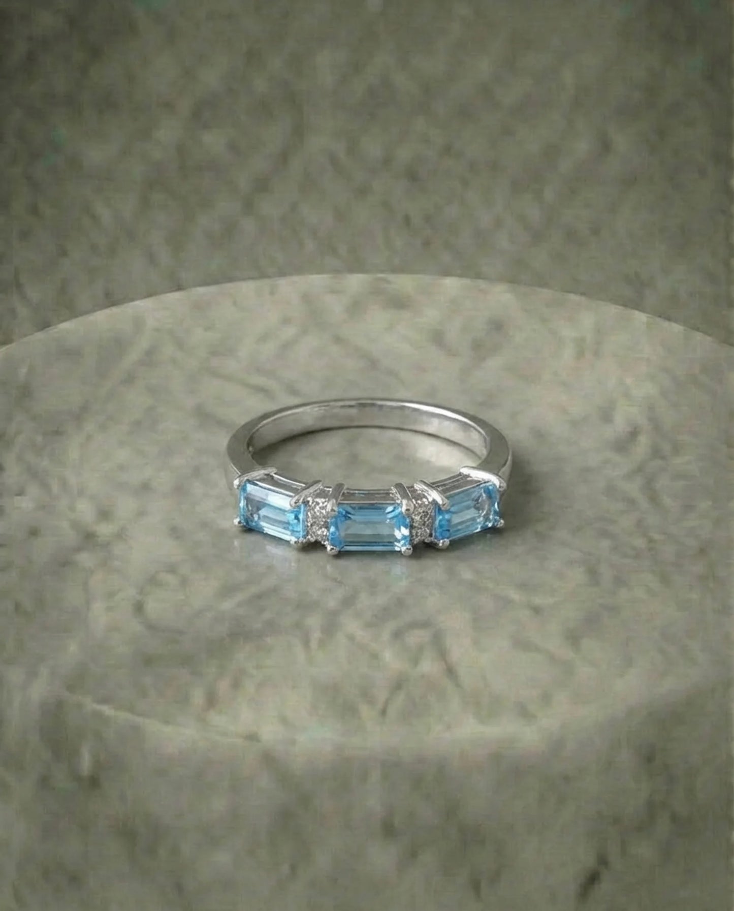 Anillo de topacio real y diamantes