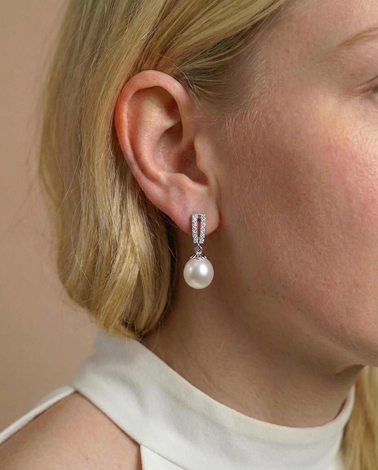 Tyylikkäät norsunluunväriset helmikorvakorut