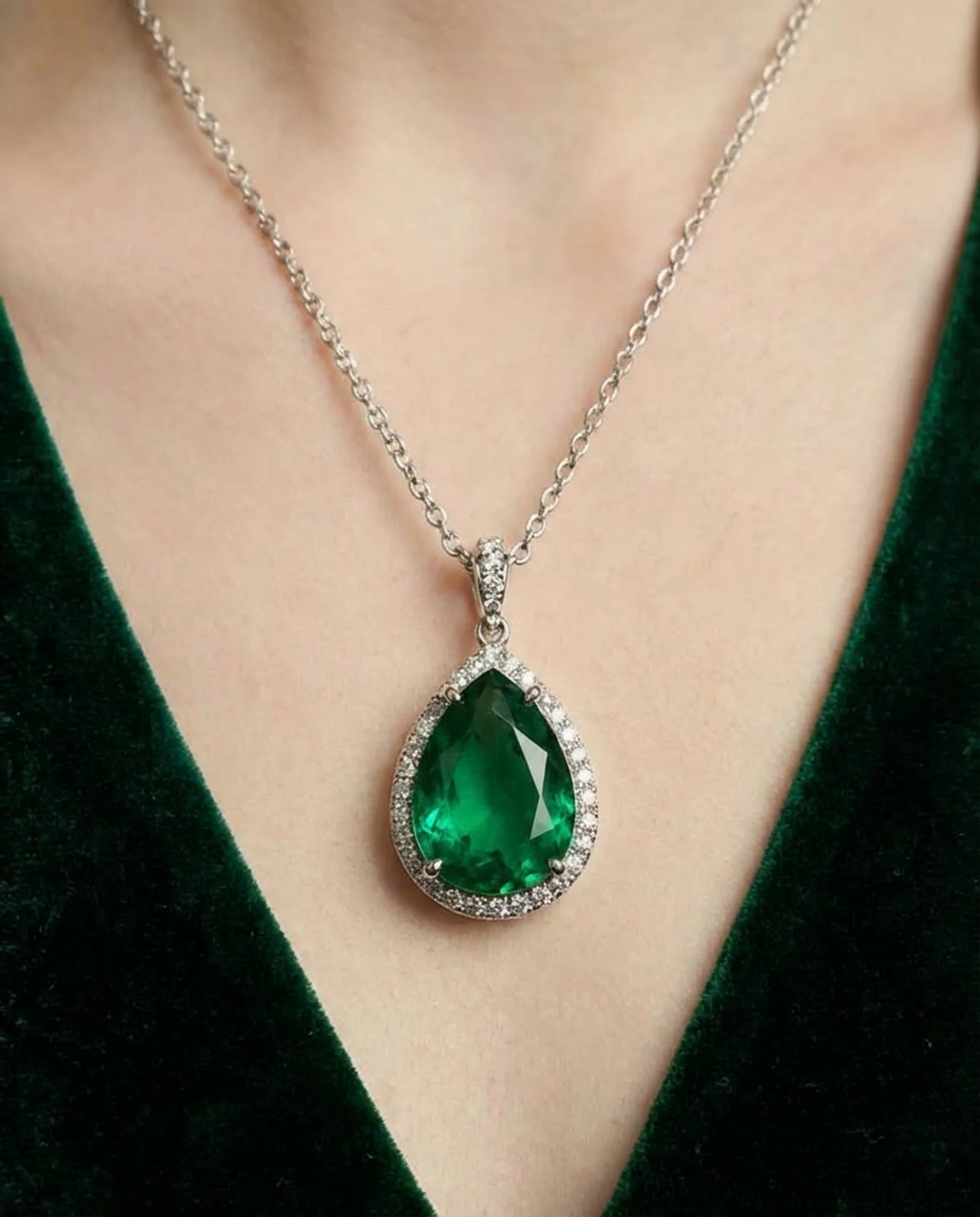 Lavet smaragd oval halskæde