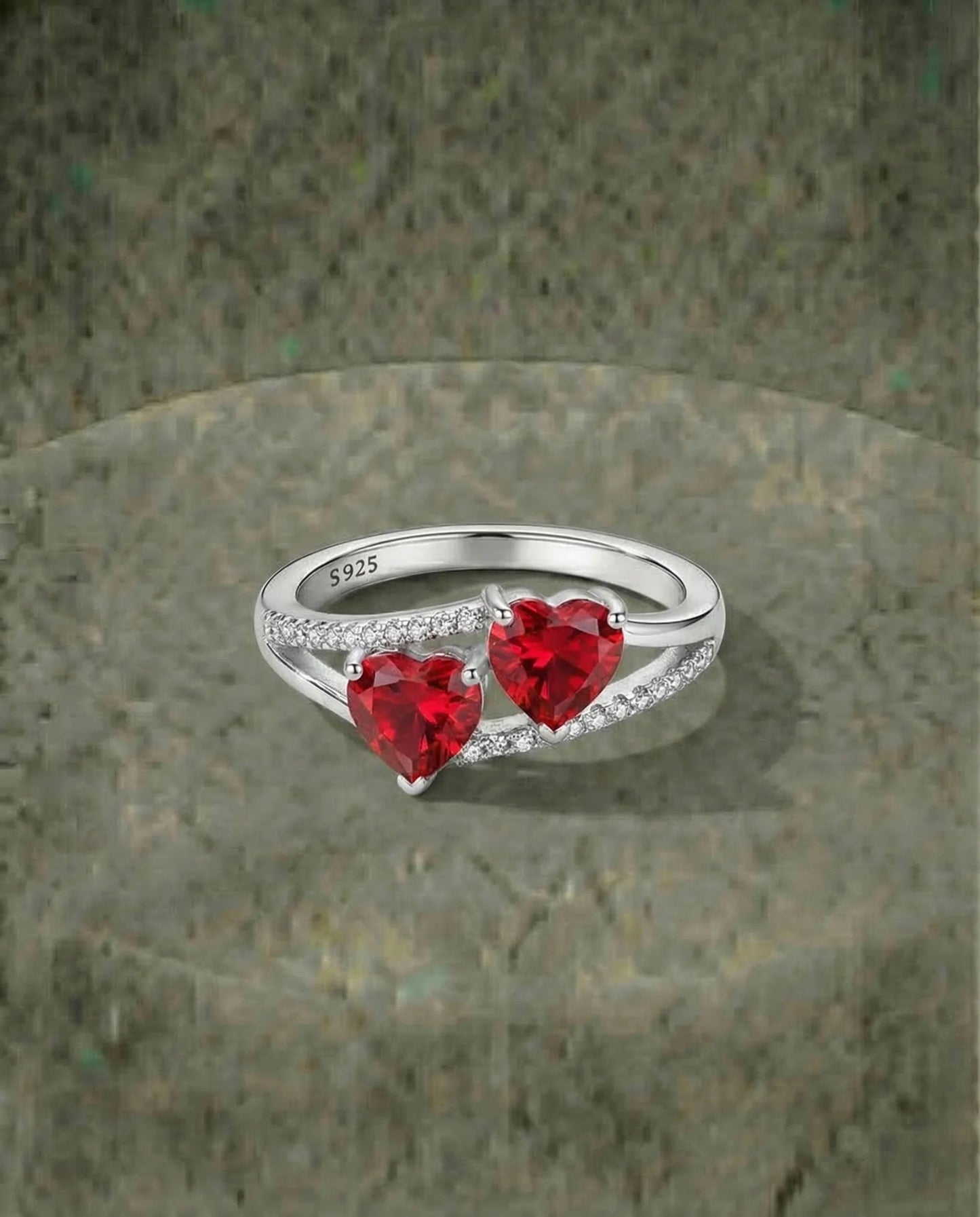 Rubin-Ring mit zwei Herzsteinen