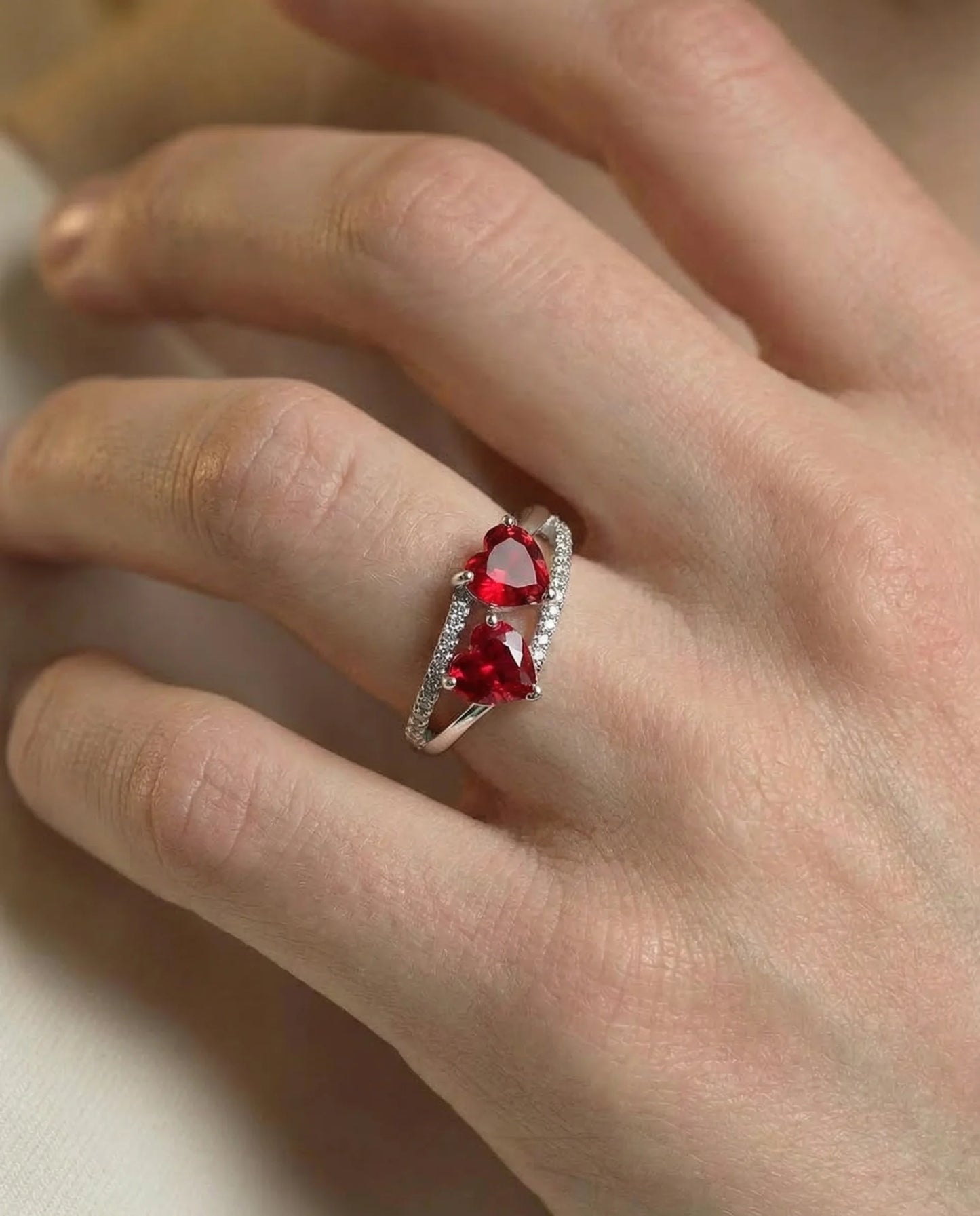 Rubin-Ring mit zwei Herzsteinen