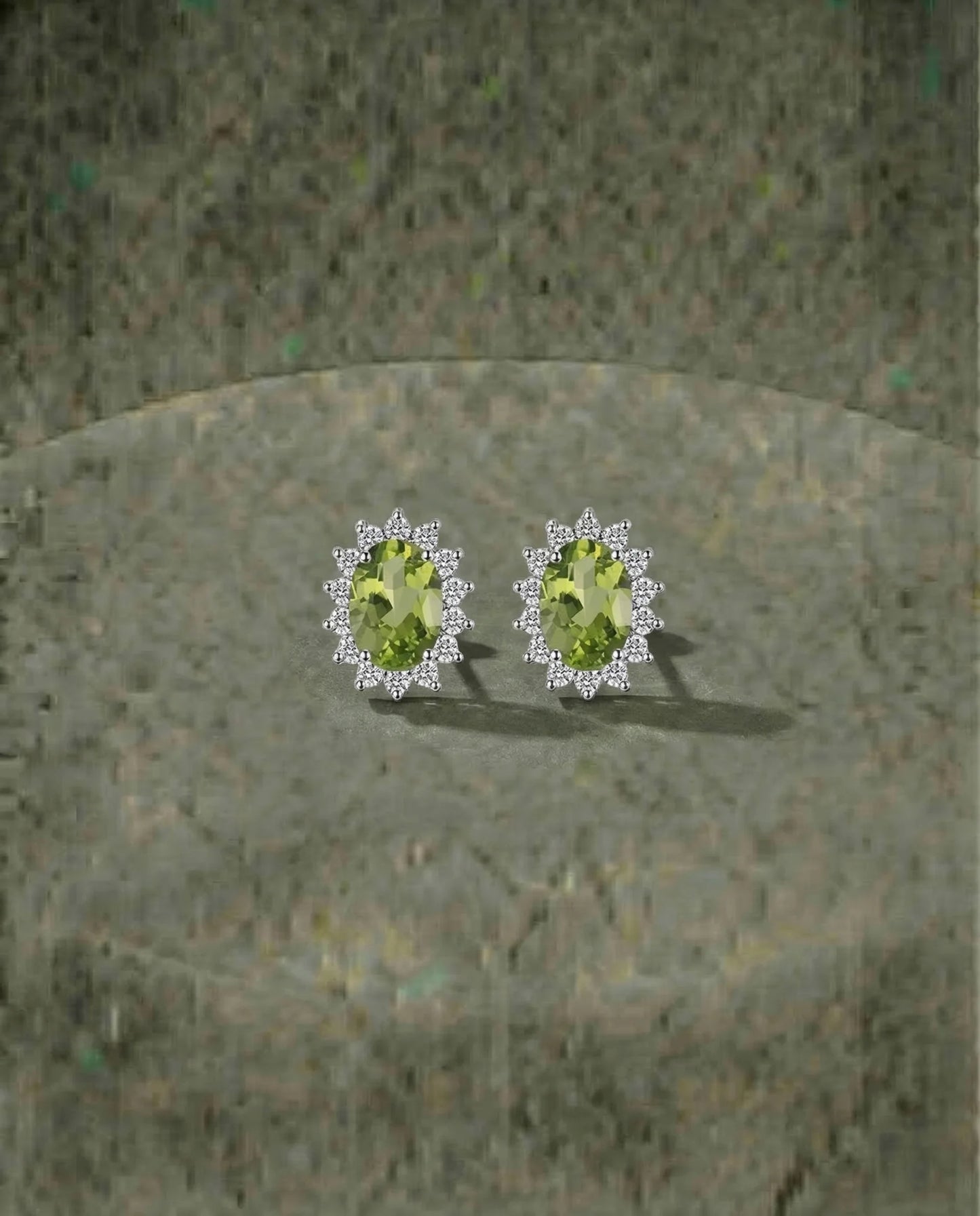 Naturlige øredobber med peridot og diamant