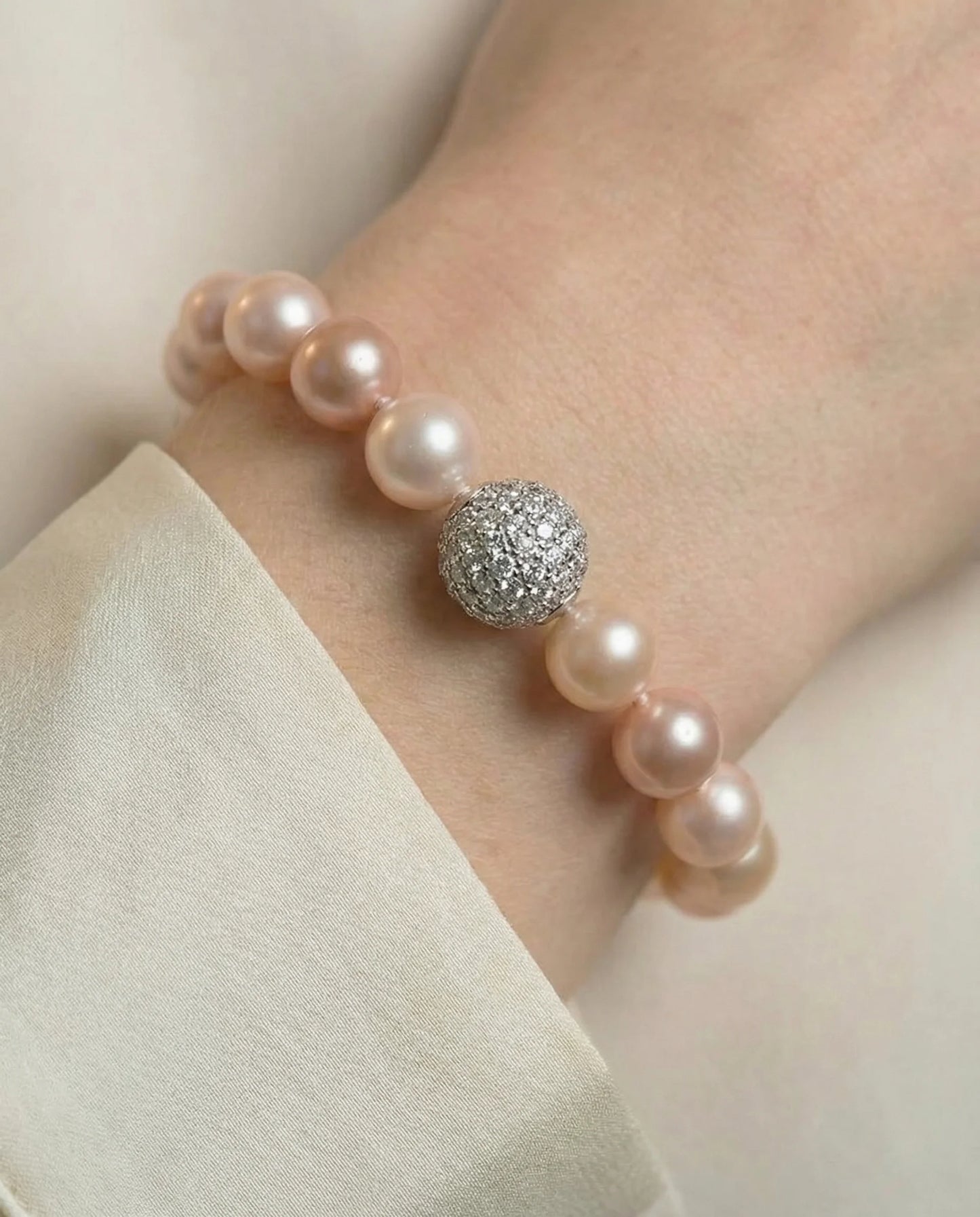 Гривна с перла в цвят праскова и циркон