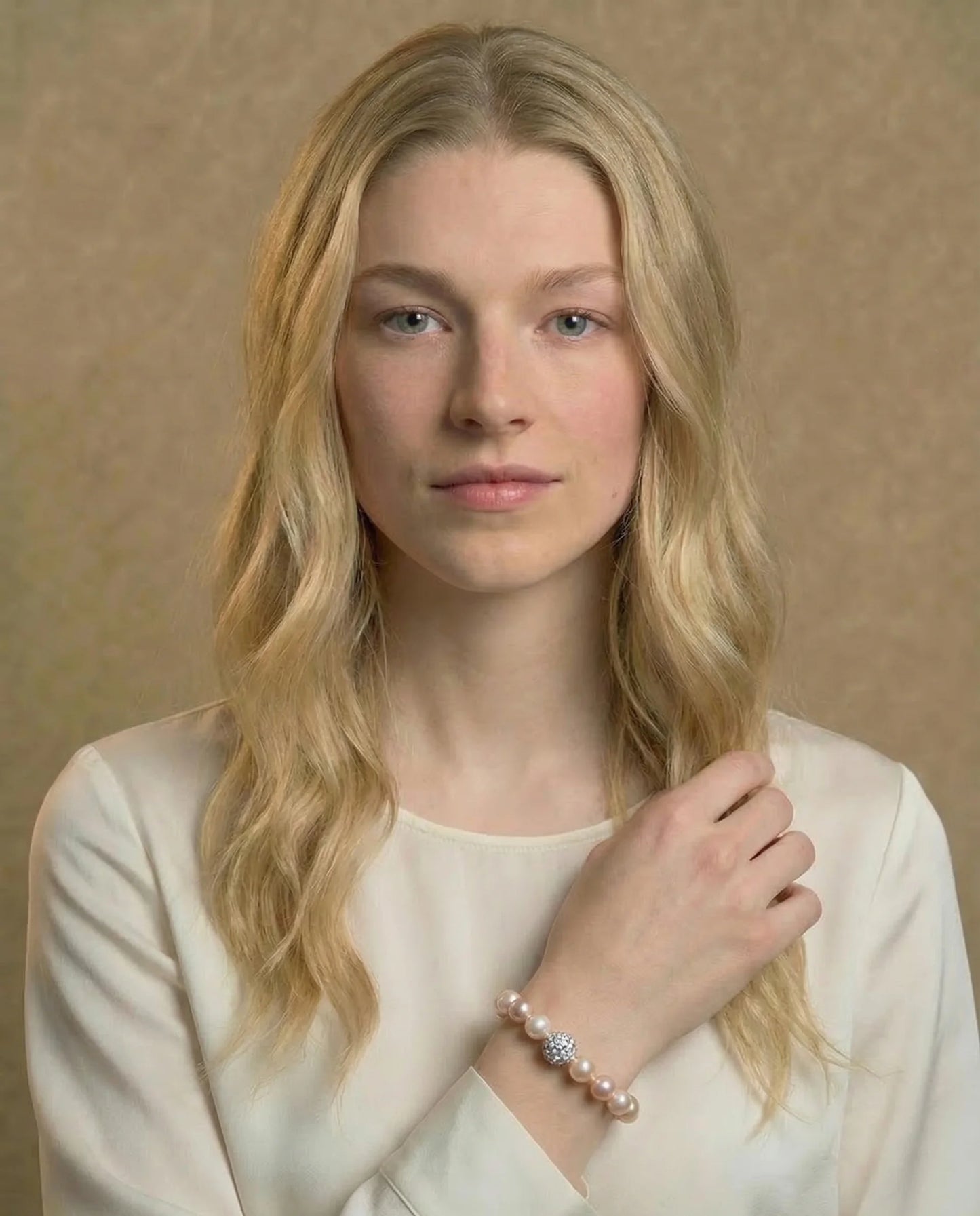 Гривна с перла в цвят праскова и циркон