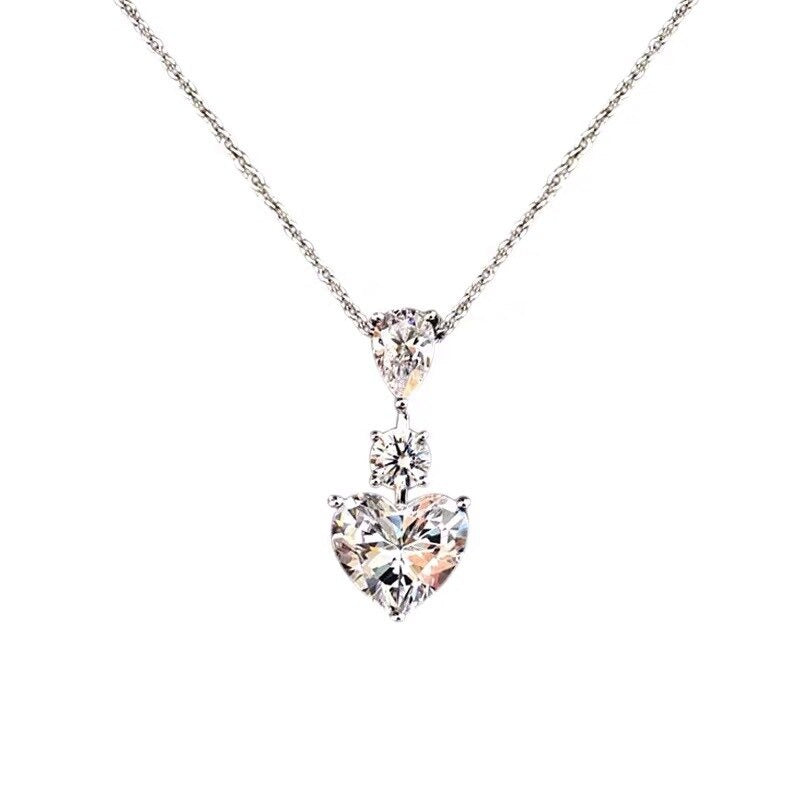 Halskette mit künstlichem Diamant im Herzschliff